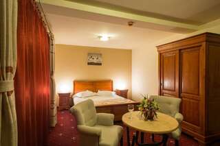 Отель Red Hotel Александрия Двухместный номер с 1 кроватью или 2 отдельными кроватями-1